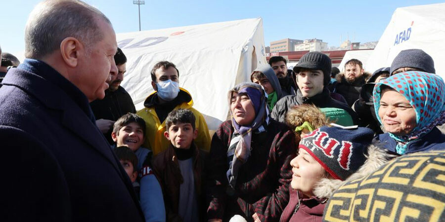 Son Dakika: Cumhurbaşkanı Erdoğan depremin merkez üssünde: Vatandaşlarımız sokakta kalmayacak Son Dakika: Cumhurbaşkanı Erdoğan depremin merkez üssünde: Vatandaşlarımız sokakta kalmayacak