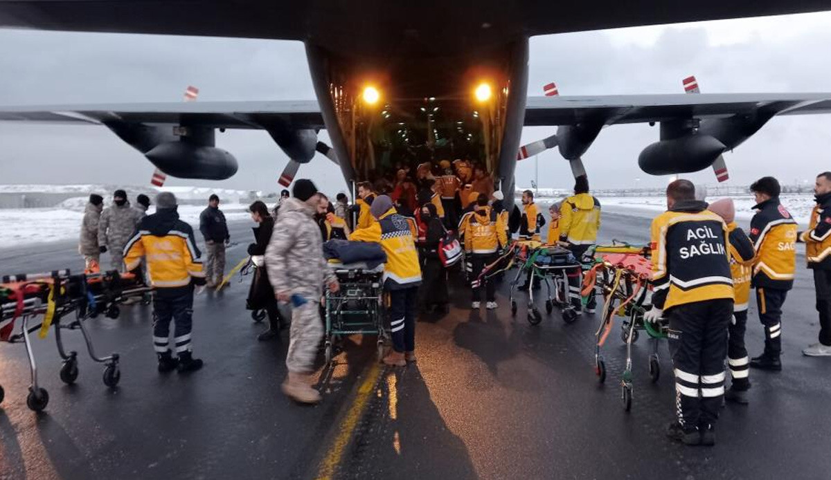 Enkazdan kurtarılan 44 yaralı daha askeri uçakla İstanbul'a getirildi