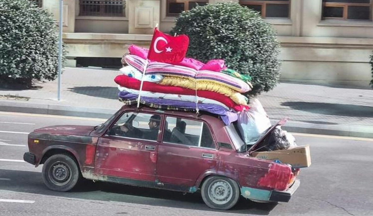 Bakü sokaklarında duygulandıran kare: Kardeş ülke Azerbaycan Türkiye için seferber oldu Bakü sokaklarında duygulandıran kare: Kardeş ülke Azerbaycan Türkiye için seferber oldu