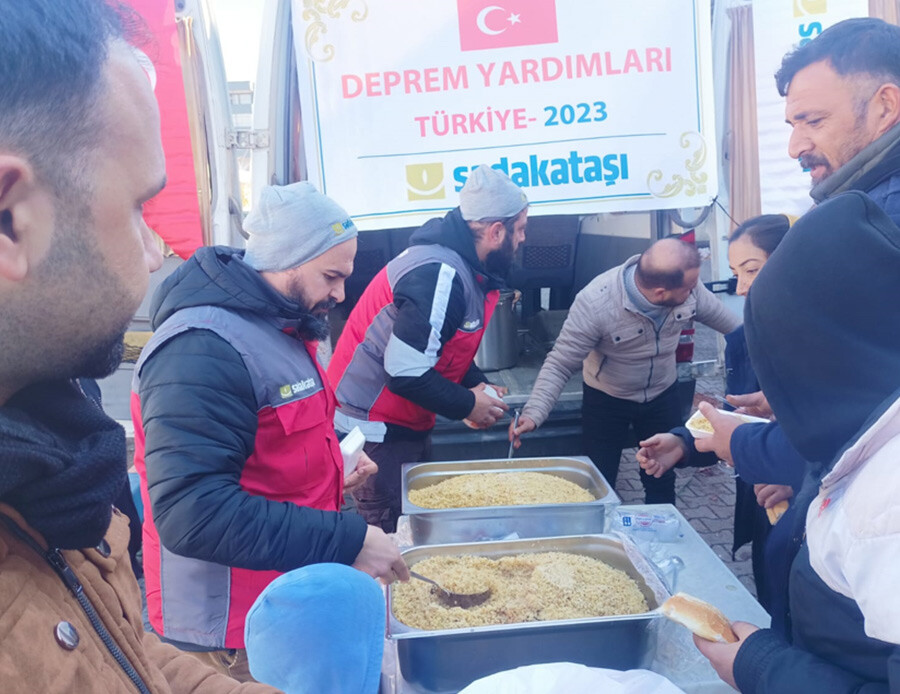 Sadakataşı ekipleri deprem bölgesinde
