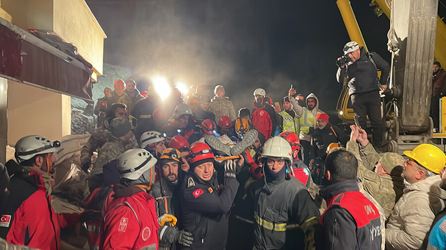 89 saat sonra enkazdan çıktı, babasının arabasını sordu 89 saat sonra enkazdan çıktı, babasının arabasını sordu