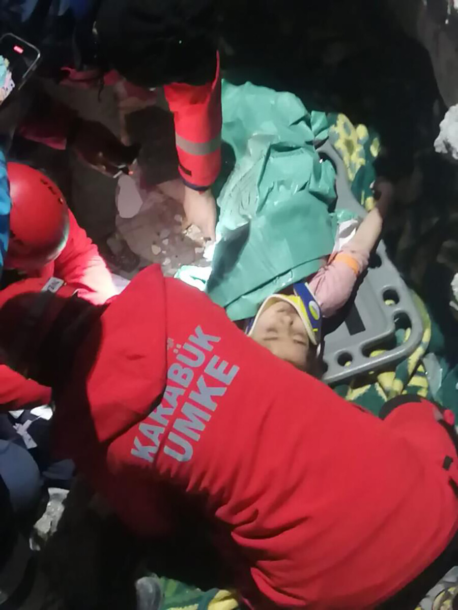 Adıyaman'da anne ve iki kızı 66 saat sonra enkazdan sağ olarak çıkarıldı