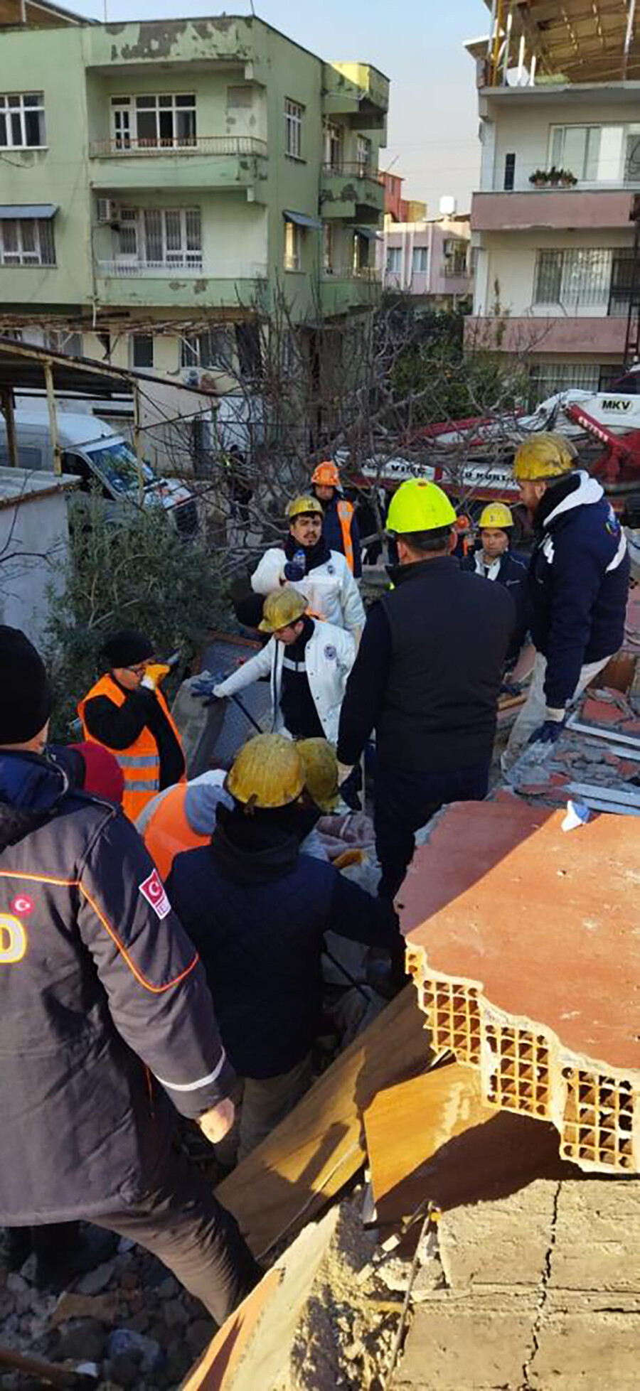 Enkaz altındaki küçük çocuk AFAD ekiplerine moral verdi: Acele etmeyin, benim bir şeyim yok