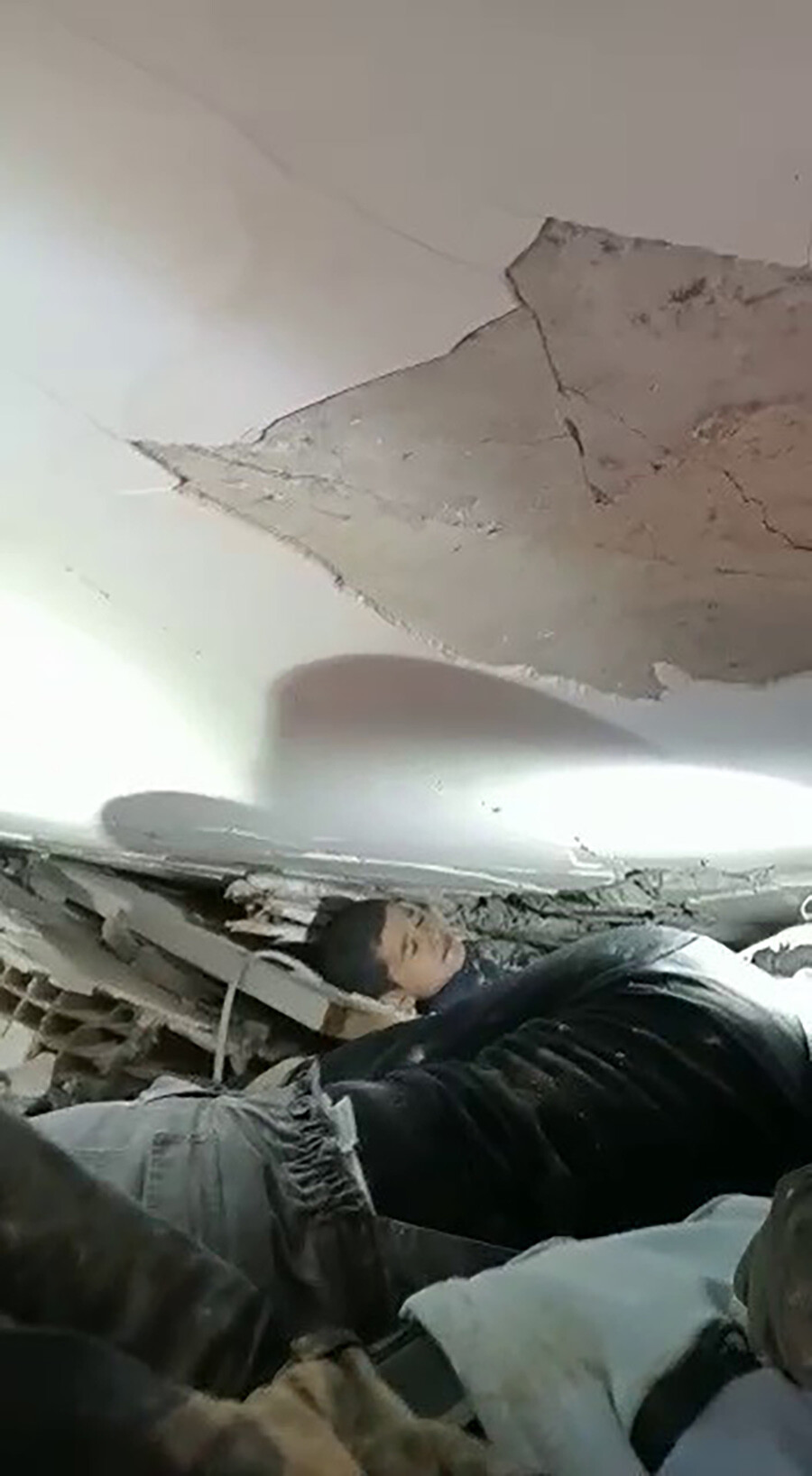 Deprem bölgesinden peş peşe güzel haberler: Çok sayıda kişi kurtarıldı