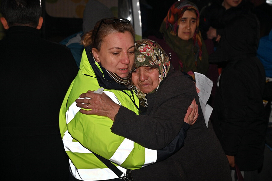 Manisa'ya getirilen depremzedeler, gözyaşlarıyla karşılandı Manisa'ya getirilen depremzedeler, gözyaşlarıyla karşılandı