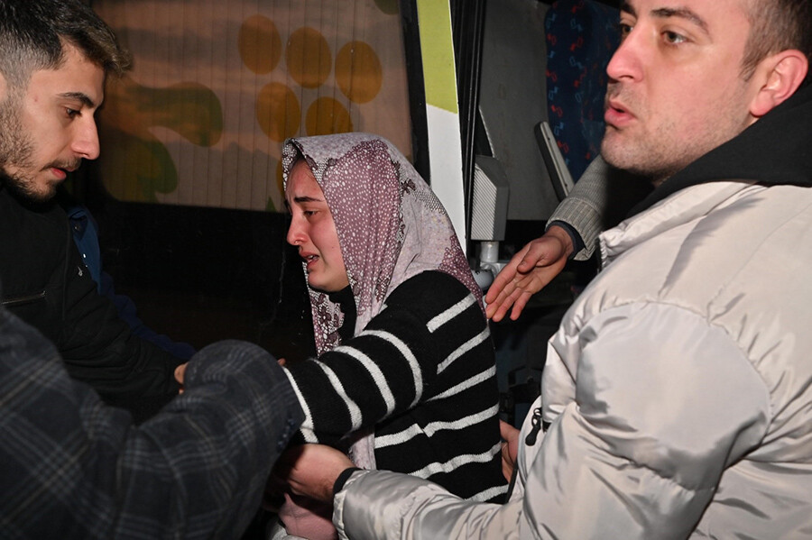 Manisa'ya getirilen depremzedeler, gözyaşlarıyla karşılandı Manisa'ya getirilen depremzedeler, gözyaşlarıyla karşılandı