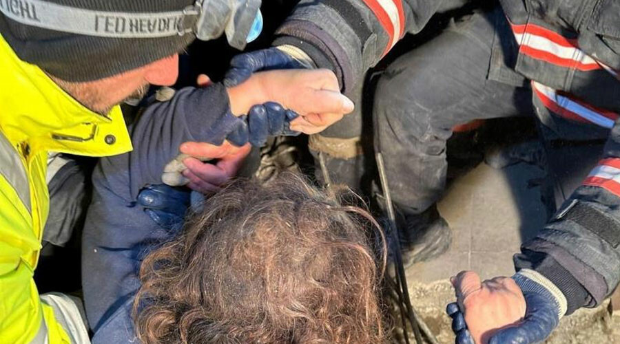 Depremin kalbinden 73 saat sonra umut dolu haber: 3 kişilik aile enkazdan çıkarıldı Depremin kalbinden 73 saat sonra umut dolu haber: 3 kişilik aile enkazdan çıkarıldı