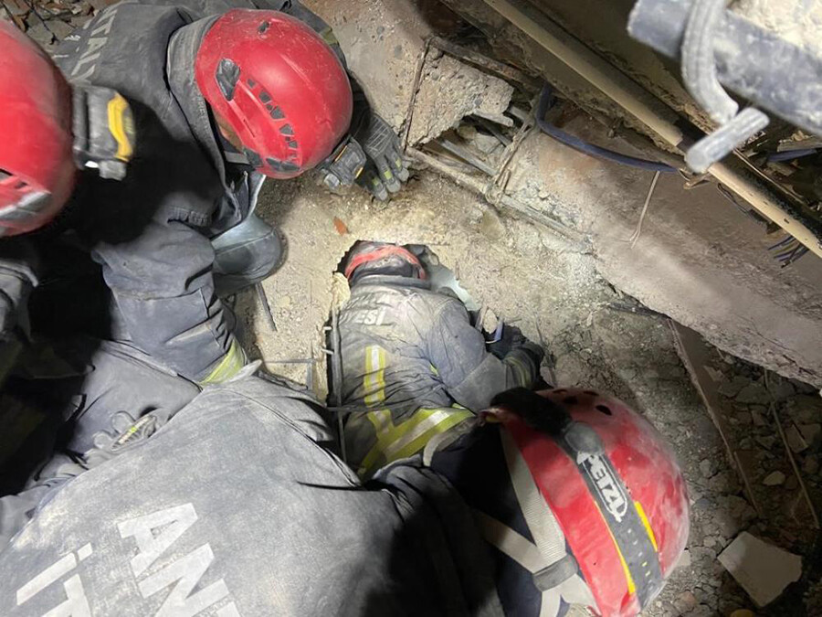 Umudunu kaybetmedi! 64 saat sonra enkazdan sağ salim çıkarıldı