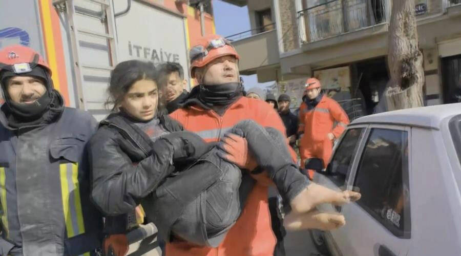 Nefesler tutuldu, 84 saat sonra enkazdan kurtarıldı: Fatma, çak bir beşlik! Nefesler tutuldu, 84 saat sonra enkazdan kurtarıldı: Fatma, çak bir beşlik!