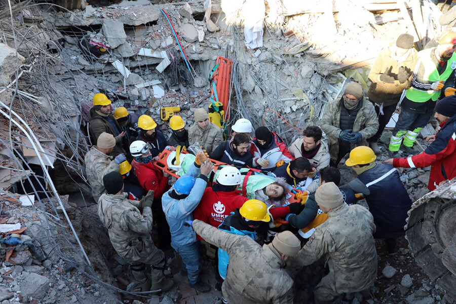 Deprem bölgesinden peş peşe güzel haberler: Çok sayıda kişi kurtarıldı