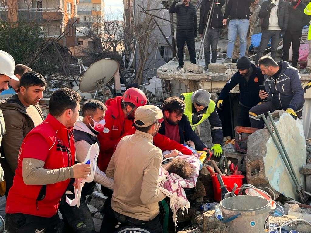 Felaketin 4'üncü günü: Bilanço artıyor, can kaybı 17 bin 674 Felaketin 4'üncü günü: Bilanço artıyor, can kaybı 17 bin 674