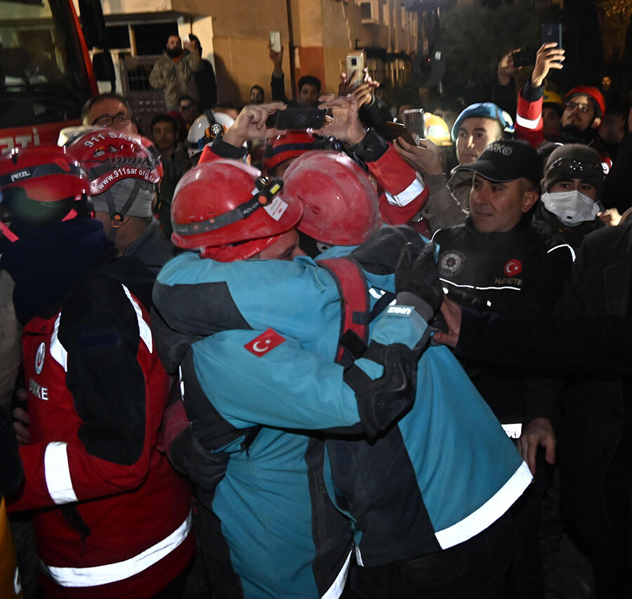 Deprem bölgesinden peş peşe güzel haberler: Çok sayıda kişi kurtarıldı