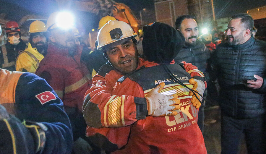 Yardım çığlığını ekipler duydu! 80 yaşındaki Şaziye teyze enkazdan 68 saat sonra kurtarıldı