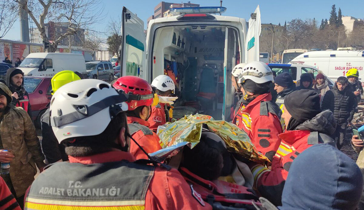 Deprem bölgesinde riskli saatler: Susuzluk ve hipotermi tehlikesi artıyor