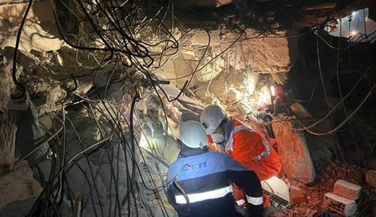 Deprem bölgesine yardım sürüyor: Askeri kargo uçağı inşaat malzemesi taşıdı