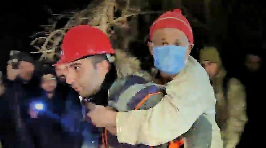 Hatay’da 72 saat sonra umut veren kurtuluş: Ayağına doladığı bez parçasıyla hayata tutundu