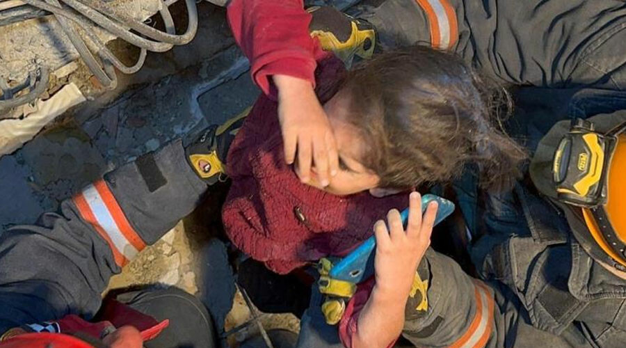 Depremin kalbinden 73 saat sonra umut dolu haber: 3 kişilik aile enkazdan çıkarıldı Depremin kalbinden 73 saat sonra umut dolu haber: 3 kişilik aile enkazdan çıkarıldı