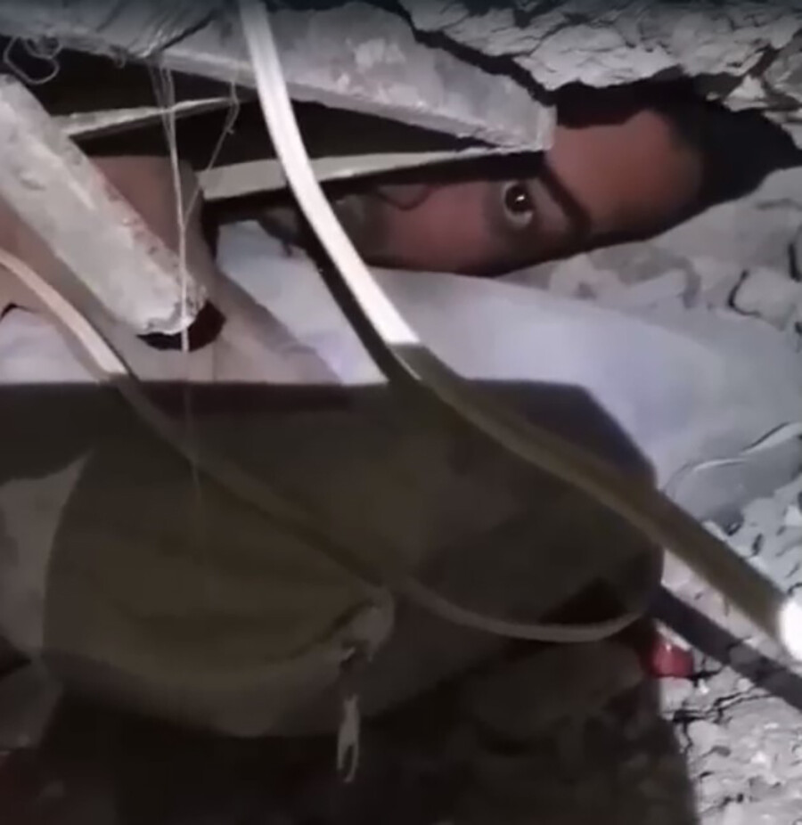 Enkaz altında kalan Suriyeli Muhammed saatler süren çalışmaların ardından kurtarıldı