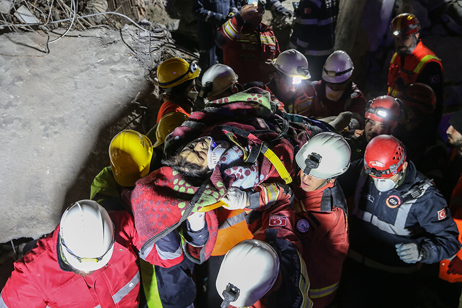 Deprem bölgesinden peş peşe güzel haberler: Çok sayıda kişi kurtarıldı