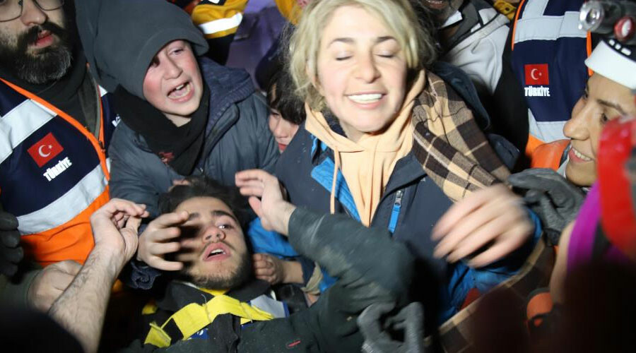 Herkesin umudunu kestiği anda umut oldu! İdrarını içerek hayata tutundu, 94 saat sonra enkazdan yürüyerek çıktı Herkesin umudunu kestiği anda umut oldu! İdrarını içerek hayata tutundu, 94 saat sonra enkazdan yürüyerek çıktı