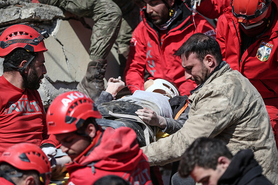 Deprem bölgesinden peş peşe güzel haberler: Çok sayıda kişi kurtarıldı