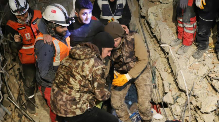 Herkesin umudunu kestiği anda umut oldu! İdrarını içerek hayata tutundu, 94 saat sonra enkazdan yürüyerek çıktı Herkesin umudunu kestiği anda umut oldu! İdrarını içerek hayata tutundu, 94 saat sonra enkazdan yürüyerek çıktı