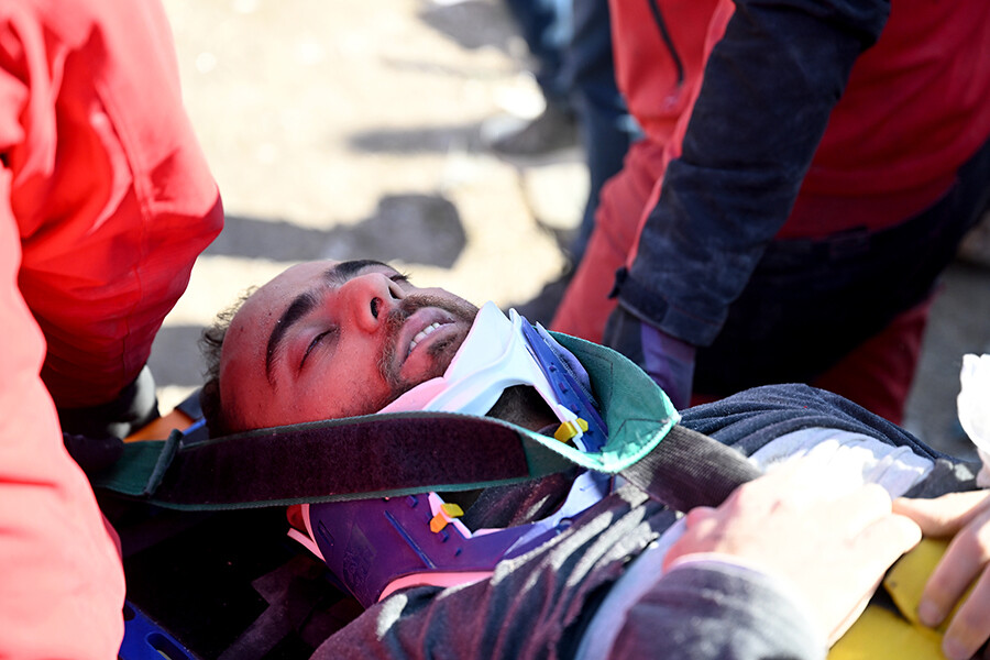 Deprem bölgesinden peş peşe güzel haberler: Çok sayıda kişi kurtarıldı