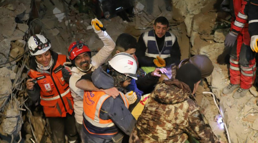 Herkesin umudunu kestiği anda umut oldu! İdrarını içerek hayata tutundu, 94 saat sonra enkazdan yürüyerek çıktı Herkesin umudunu kestiği anda umut oldu! İdrarını içerek hayata tutundu, 94 saat sonra enkazdan yürüyerek çıktı