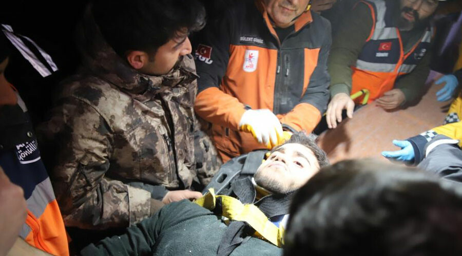 Herkesin umudunu kestiği anda umut oldu! İdrarını içerek hayata tutundu, 94 saat sonra enkazdan yürüyerek çıktı Herkesin umudunu kestiği anda umut oldu! İdrarını içerek hayata tutundu, 94 saat sonra enkazdan yürüyerek çıktı
