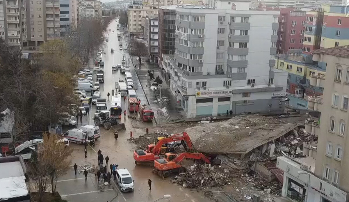 Enkaz altından umutlandıran gelişme! Yıkılan binadaki sabit telefona cevap verildi Enkaz altından umutlandıran gelişme! Yıkılan binadaki sabit telefona cevap verildi