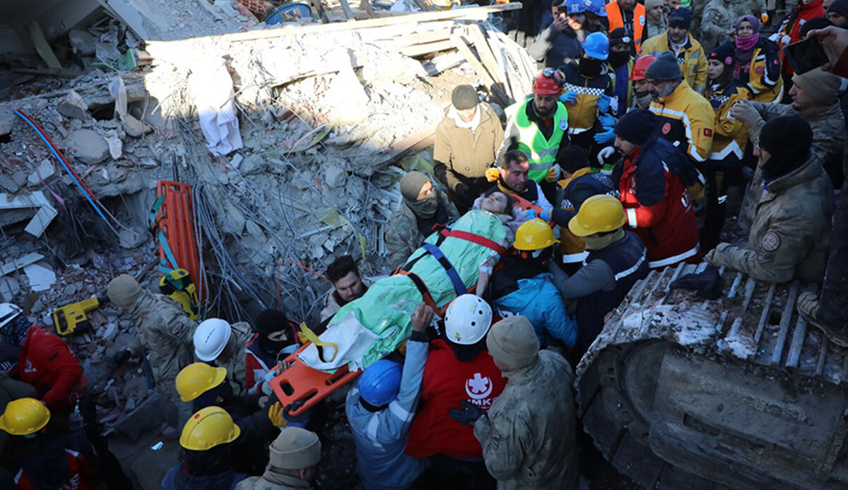 Asansör hayata bağladı, 4 kişilik aile 84 saat sonra kurtarıldı
