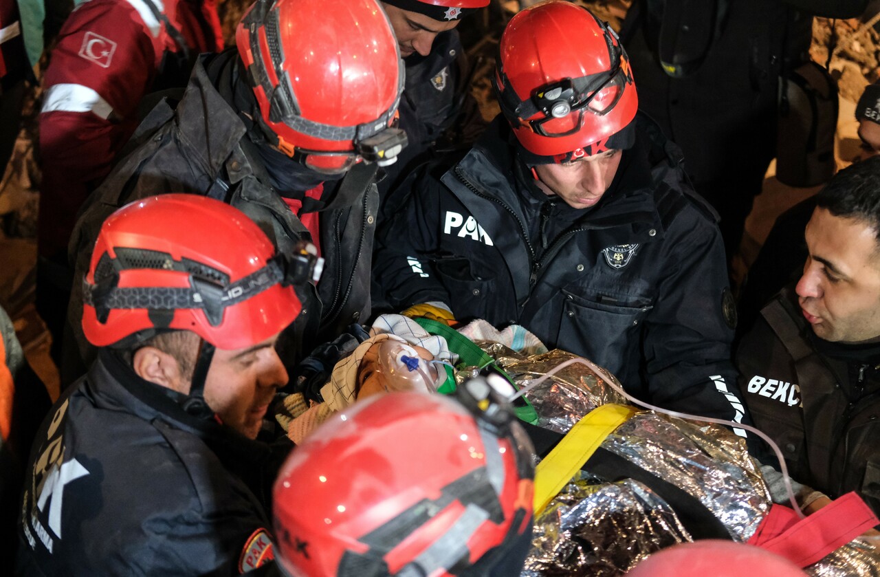 Umutları yeşerten an: 92 saatlik mücadelenin ardından enkazdan el sallayarak çıktı