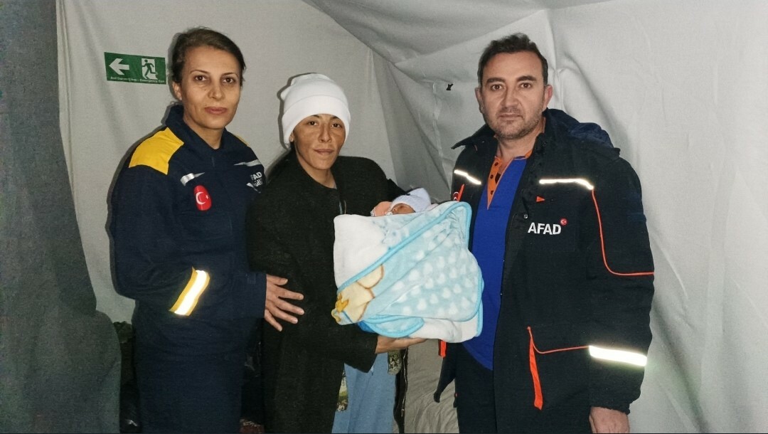 Depremzede aile istedi... Çadırda dünyaya gelen bebeğin adını Mehmetçik koydu: Umut! Depremzede aile istedi... Çadırda dünyaya gelen bebeğin adını Mehmetçik koydu: Umut!