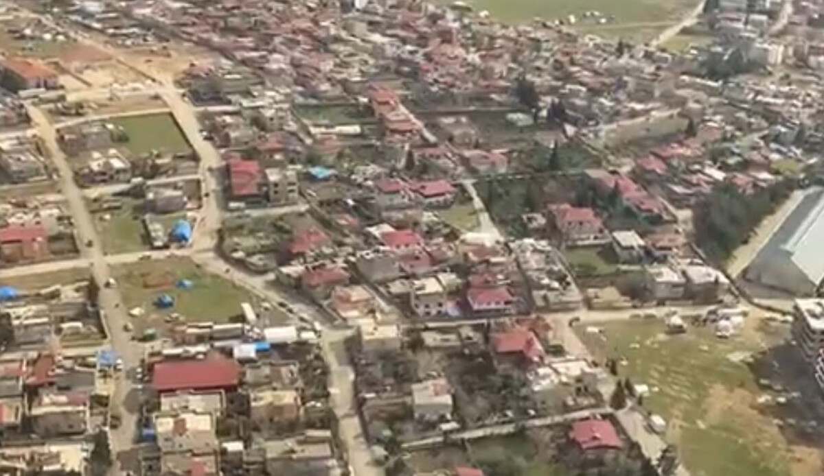 Bakan Dönmez depremden etkilenen İslahiye’yi havadan inceledi Bakan Dönmez depremden etkilenen İslahiye’yi havadan inceledi