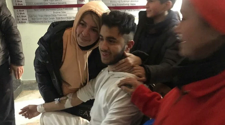 Herkesin umudunu kestiği anda umut oldu! İdrarını içerek hayata tutundu, 94 saat sonra enkazdan yürüyerek çıktı Herkesin umudunu kestiği anda umut oldu! İdrarını içerek hayata tutundu, 94 saat sonra enkazdan yürüyerek çıktı