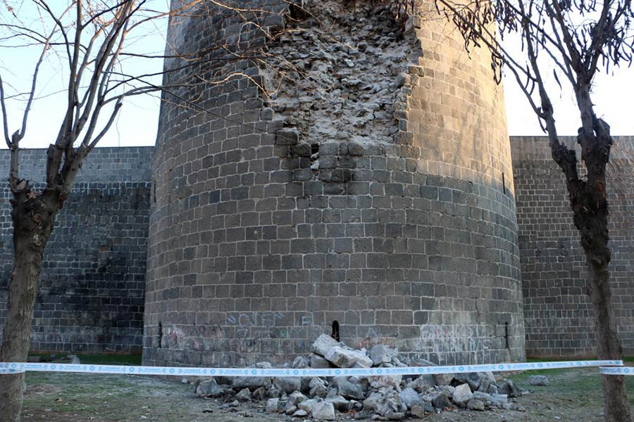 UNESCO Dünya Kültür Mirası Listesi'ndeki Diyarbakır Surları'nı deprem vurdu UNESCO Dünya Kültür Mirası Listesi'ndeki Diyarbakır Surları'nı deprem vurdu