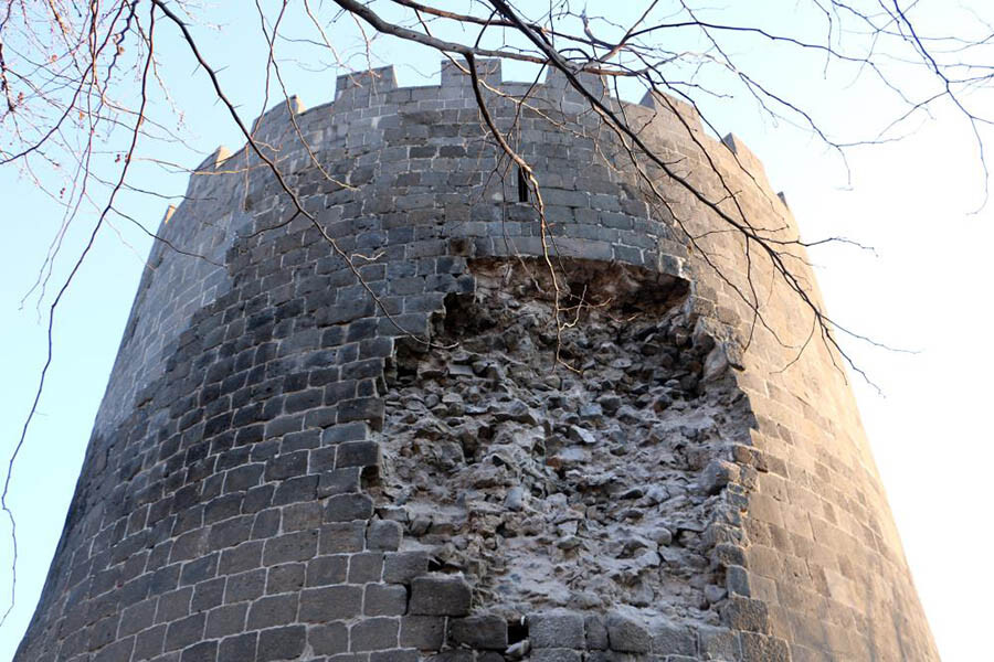UNESCO Dünya Kültür Mirası Listesi'ndeki Diyarbakır Surları'nı deprem vurdu UNESCO Dünya Kültür Mirası Listesi'ndeki Diyarbakır Surları'nı deprem vurdu