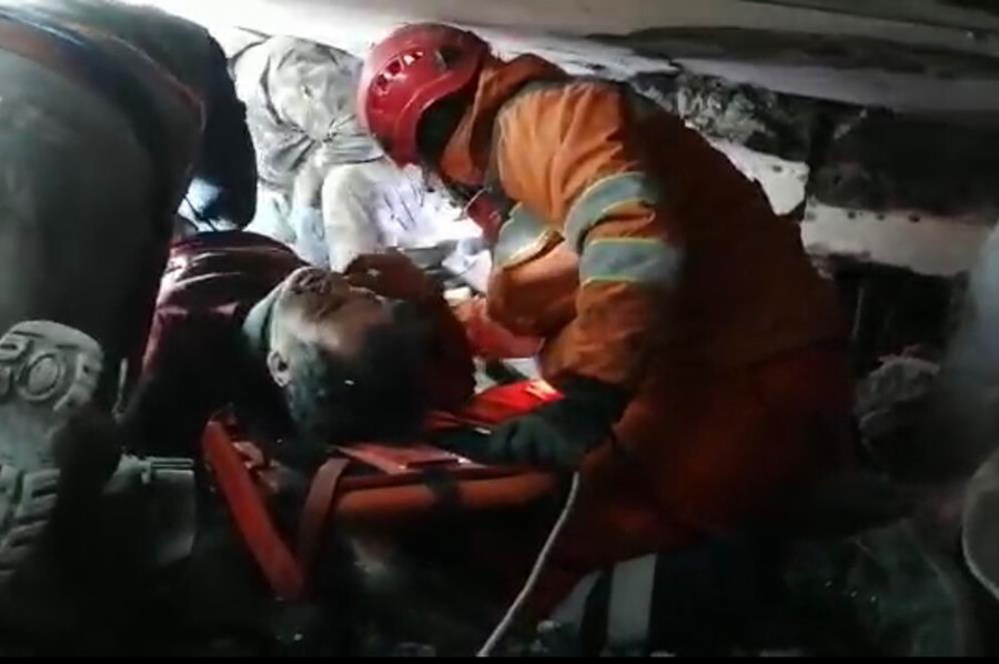 Deprem bölgesinden peş peşe güzel haberler: Çok sayıda kişi kurtarıldı