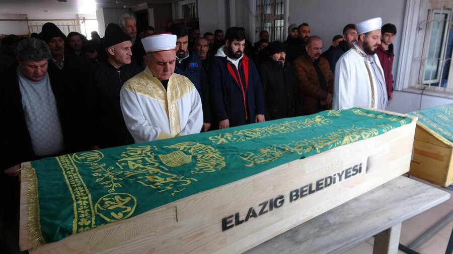 Almanya’dan Hatay’a araba almak için geldi, babasıyla enkaz altında kaldı