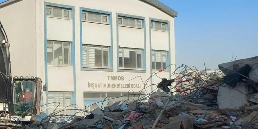 Enkaz yığının ortasında bir tek o sapasağlam kaldı! Asrın felaketinin ibretlik fotoğrafı: Etrafı yıkıldı, İnşaat Mühendisleri Odası binası ayakta kaldı