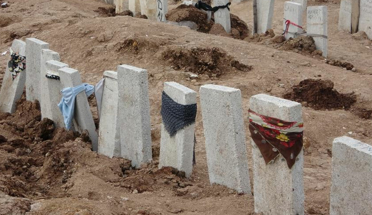 Yürek yakan kareler! Adıyaman’da deprem mezarlığı: Sevdiklerini tek tek defnettiler