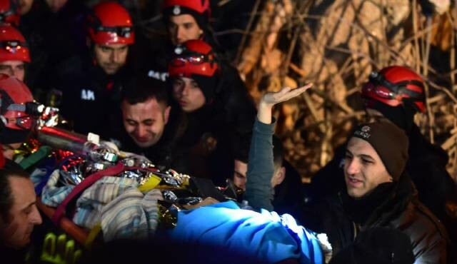 Umutları yeşerten an: 92 saatlik mücadelenin ardından enkazdan el sallayarak çıktı