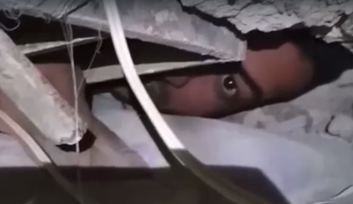 Enkaz altında kalan Suriyeli Muhammed saatler süren çalışmaların ardından kurtarıldı Enkaz altında kalan Suriyeli Muhammed saatler süren çalışmaların ardından kurtarıldı