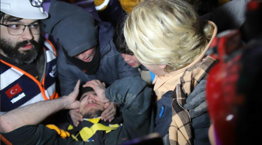 Herkesin umudunu kestiği anda umut oldu! İdrarını içerek hayata tutundu, 94 saat sonra enkazdan yürüyerek çıktı Herkesin umudunu kestiği anda umut oldu! İdrarını içerek hayata tutundu, 94 saat sonra enkazdan yürüyerek çıktı