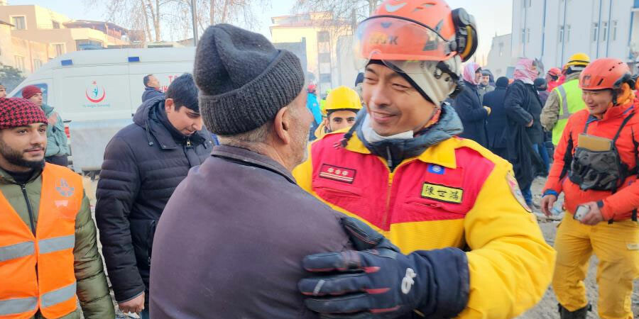 Babası ümidi kesmişti! 28 saatlik çalışmayla 100. saatte kurtarıldı