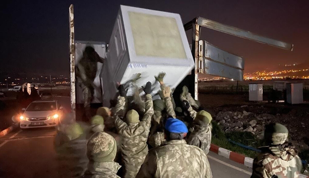 TSK, hava ve denizden köprü kurdu! İş makineleri deprem bölgesine taşındı TSK, hava ve denizden köprü kurdu! İş makineleri deprem bölgesine taşındı