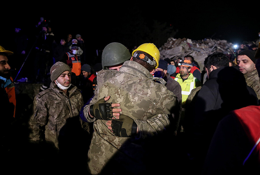136 saat sonra enkazdan sağ çıktılar