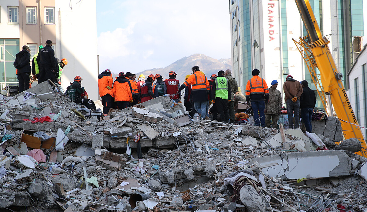 Lütfen sessizlik! Enkaz altında kurtarılmayı bekleyen bir hayat olabilir Lütfen sessizlik! Enkaz altında kurtarılmayı bekleyen bir hayat olabilir