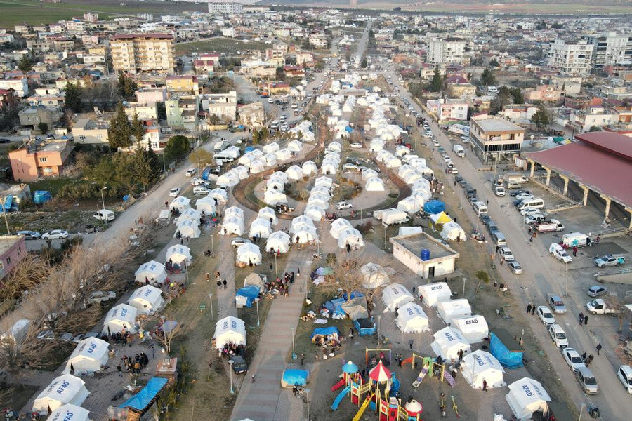 Gaziantep’te 80 bin vatandaşın geçici barınması için 11 noktada 17 bin 27 çadır kuruldu Gaziantep’te 80 bin vatandaşın geçici barınması için 11 noktada 17 bin 27 çadır kuruldu