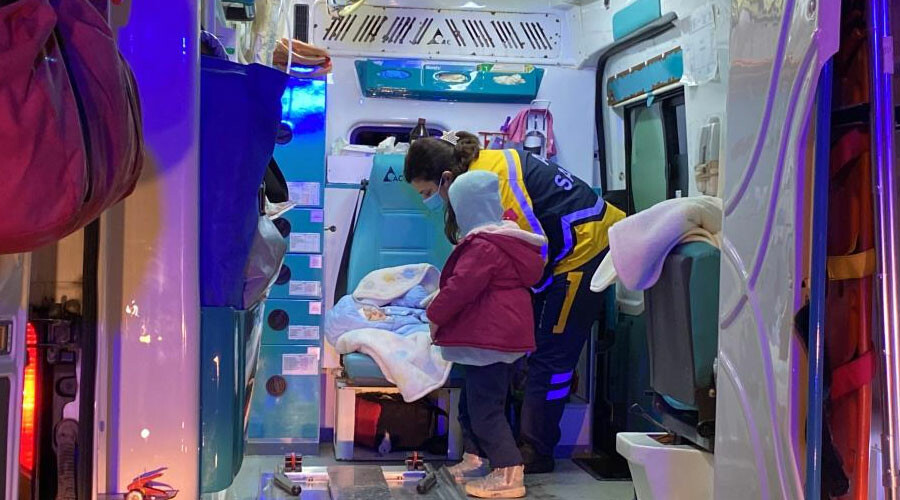 Önce deprem vurdu sonra kaza: 1'i bebek 9 yaralı var Önce deprem vurdu sonra kaza: 1'i bebek 9 yaralı var